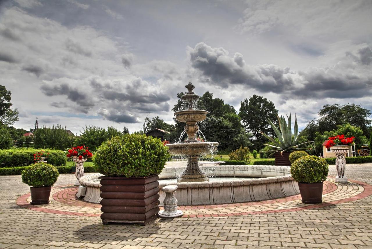 Zespol Palacowo-Parkowy Badzow Polkowice Esterno foto